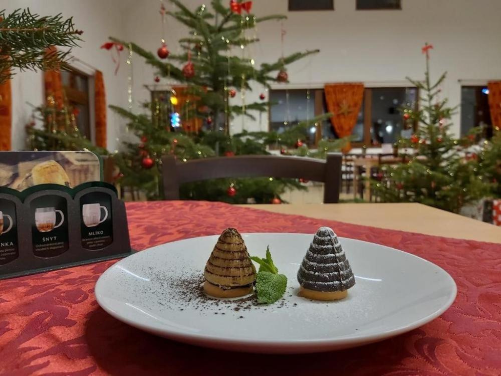 Pension A Restaurace U Sousedu Стражни Екстериор снимка
