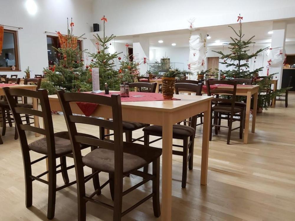 Pension A Restaurace U Sousedu Стражни Екстериор снимка